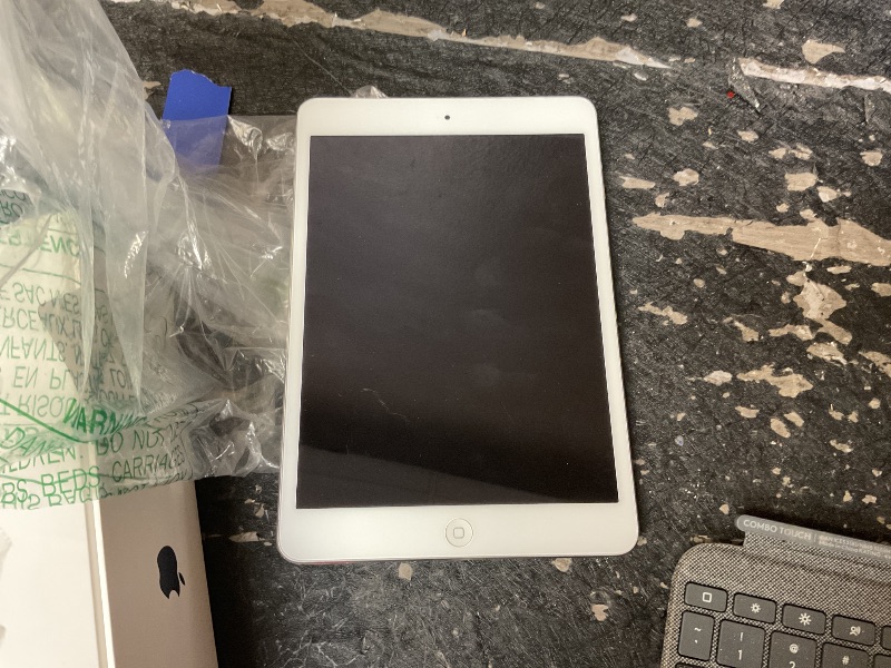 Photo 1 of Apple iPad (10.2-inch, Wi-Fi, 32GB) - Silver (Latest Model, 8th Generation) (Renewed)