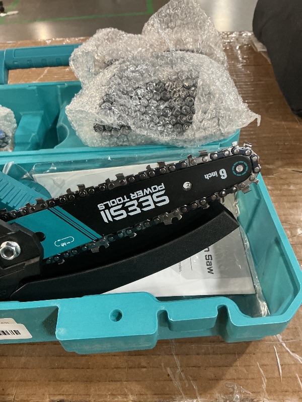 Photo 1 of ***MAJOR DAMAGE***
Seesii Mini Chainsaw, 6-inch Mini Chainsaw Cordless, Handheld Electric Power Chain Saw with 2 Batteries, for Tree Trimming Wood Cutting, Best Gifts for Father, Dad, Husband, Men