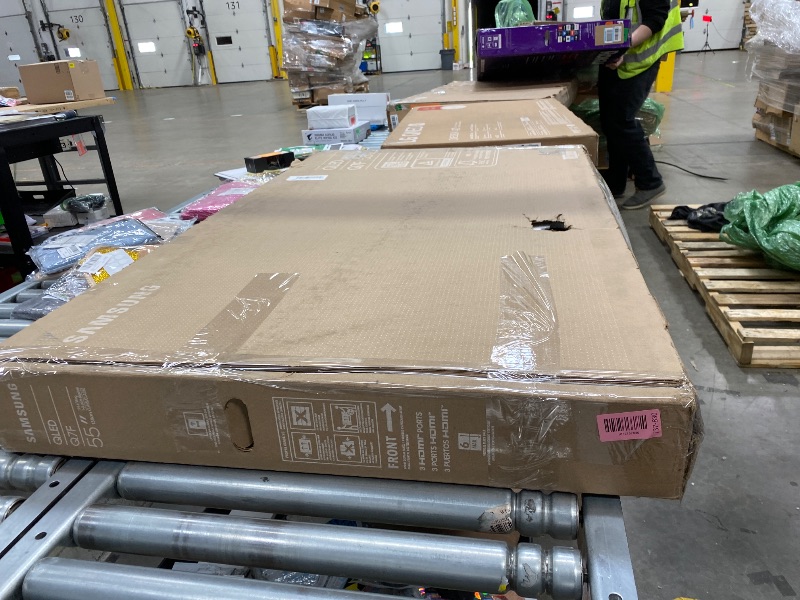 Photo 1 of ***** NO RETURN**** NO REFUND***** BROKE TV*****Samsung 55-Inch Class QLED Q7F Series Samsung Vision AI Smart TV (2025 Model, 55Q7F) Quantum HDR, Object Tracking Sound Lite, Q4 AI Gen1 Processor, 4K upscaling, Gaming Hub, Alexa Built-in