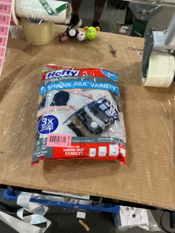 Photo 1 of ***MISSING PARTS***
Hefty Shrink-Pak Vacuum Storage Bags - Space Saver for Under Bed Storage, Clothing and Comforters, Odor Resistant, 3X More Storage Space - 3 Large, 3 XL Bags