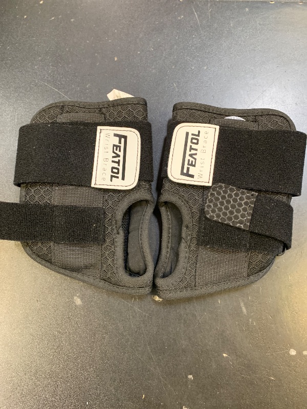 Photo 1 of featol 2 pack wrist brace