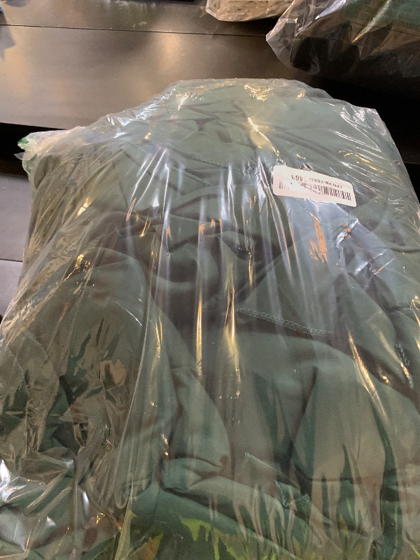 Photo 1 of 10 Pack Hunter Green Round Tablecloths - 90 Inch, Polyester, Stain and Wrinkle Resistant, Washable Fabric Table Cloth for Wedding Banquet Parties