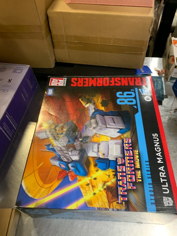 Photo 1 of Transformers Toys Studio Series Commander The The Movie 86-21 Ultra Magnus Toy, 9.5-inch, Action Figure for Boys and Girls Ages 8 and Up