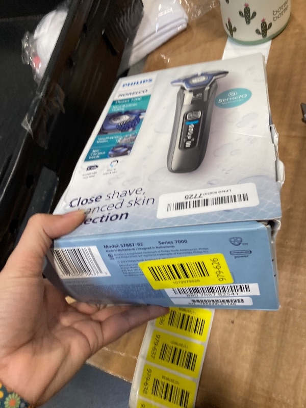 Photo 1 of ***USED*** Philips Norelco Shaver 7200, Rechargeable Wet & Dry Electric Shaver with SenseIQ Technology and Pop-up Trimmer, S7887/82