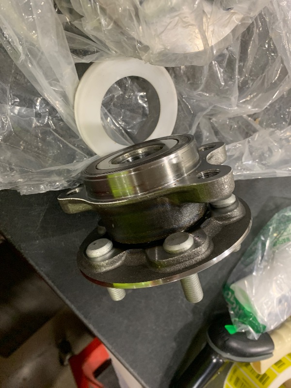 Photo 1 of Detroit Axle - 4WD 2 Front Wheel Bearing Hubs for 1999-2006 Chevrolet Silverado 1500 GMC Sierra 1500 Avalanche Yukon XL Suburban 1500 Tahoe Cadillac Escalade ESV EXT, Wheel Hub and Bearings Assembly(VIEW PICTURES)