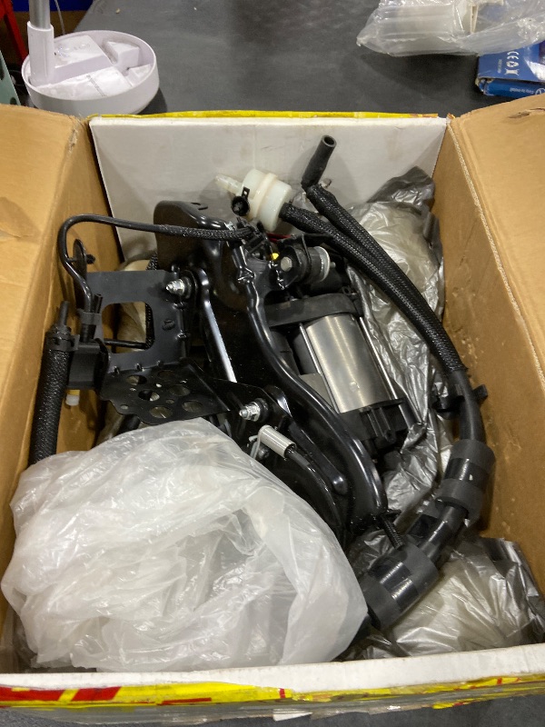Photo 1 of GELUOXI 949-300 Air Suspension Compressor w/Bracket Replacement for 2011-2020 Jeep Grand Cherokee 68041137AF, 68041137AE, 68204730AB, 68204730AE