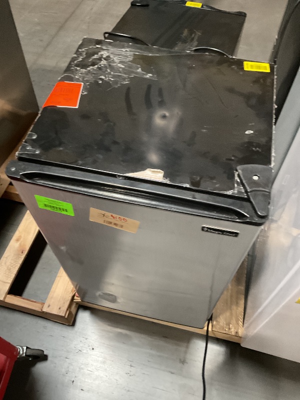 Photo 1 of ***COMPRESSOR ISSUES. NONFUNCTIONAL ***
Magic Chef 3.3 cu. ft. Mini Fridge
