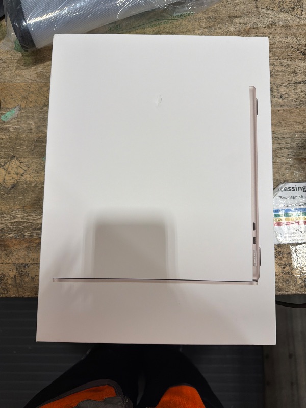 Photo 1 of (Tech. issues) Apple 2026 MacBook Air 13-inch Laptop with M5 chip: Built for AI, 13.6-inch Liquid Retina Display, 24GB Unified Memory, 1TB SSD, 12MP Center Stage Camera, Touch ID, Wi-Fi 7; Starlight