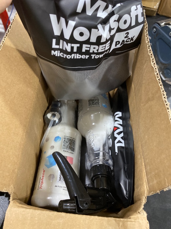 Photo 1 of MAXLONE ™ Car Spray with Triphene® Technology, Quick Spray & Wipe All Purpose Waterless Detailer - Clean, Shine, Protect Paint, Glass, Wheels, Trim Without Pre-Washing (2, 20oz w 4 Micro Fiber Cloth)