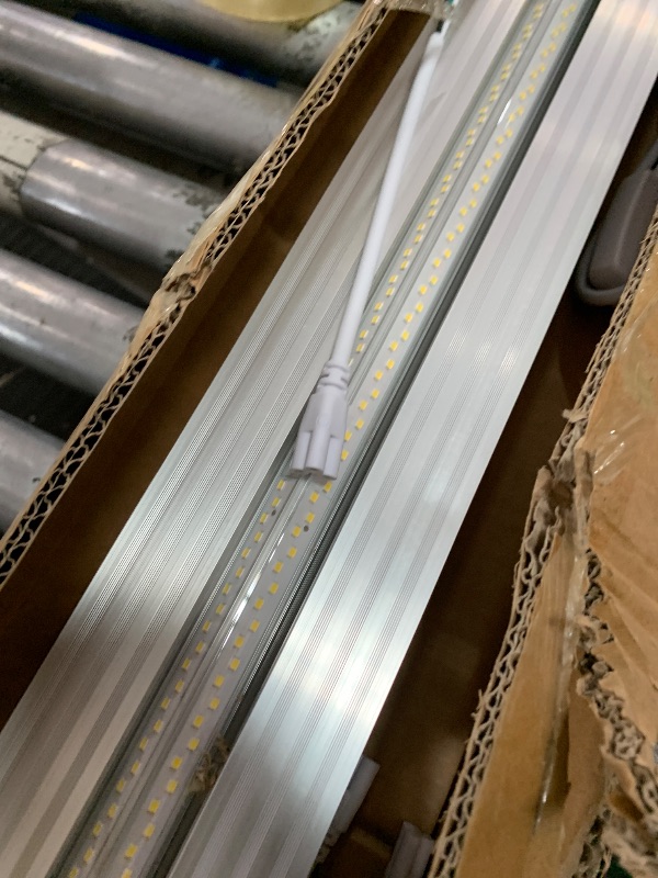 View 3 of ELEKICO 8ft LED Shop Light, highlighting its 100W power, 5000K daylight color, 270-degree beam angle, and 768 LED chips for superior brightness.