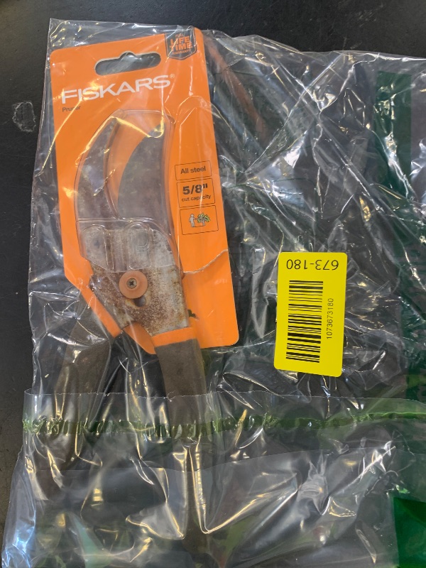 Photo 1 of Fiskars 91095935 5/8" Cut Traditional Bypass Pruner - Quantity 5