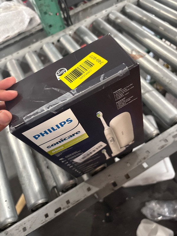 Photo 1 of **MISSING 1 extra BRUSH**Philips Sonicare ProtectiveClean 6500 Rechargeable Electric Toothbrush, with Pressure Sensor, 3 Cleaning Modes, SmarTimer and QuadPacer, 14-Day Battery Life, Charging Travel Case, White, HX6462/05