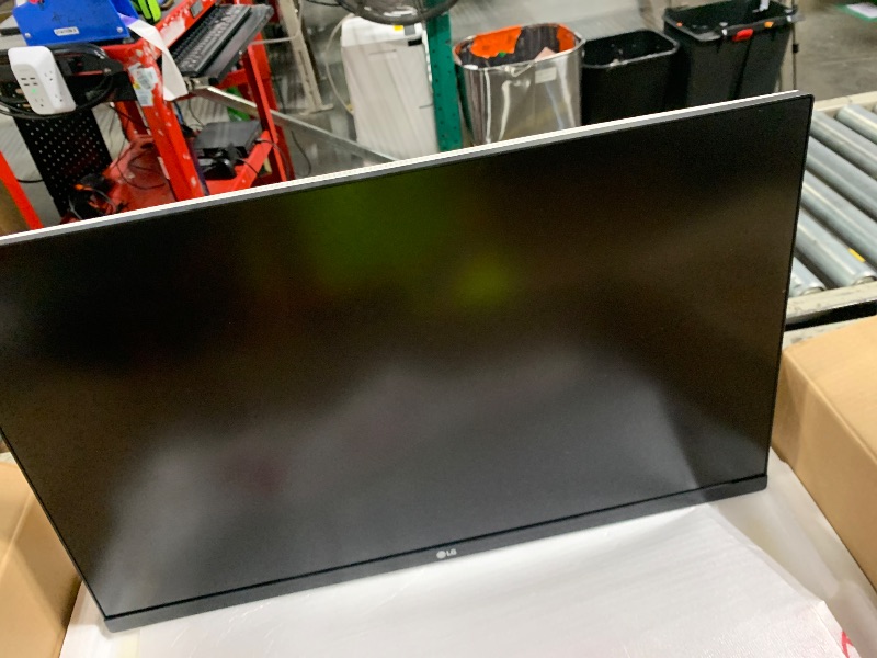 Photo 1 of ***FOR PARTS ONLY*****LG 27US500-W Ultrafine Monitor 27-Inch 4K UHD (3840x2160) HDR10 IPS Borderless Design Reader Mode Flicker Safe Switch App HDMI DisplayPort - White