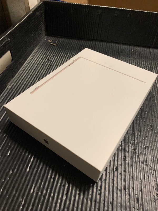 Photo 1 of Apple 2026 MacBook Air 13-inch Laptop with M5 chip: Built for AI, 13.6-inch Liquid Retina Display, 16GB Unified Memory, 512GB SSD, 12MP Center Stage Camera, Touch ID, Wi-Fi 7; Starlight