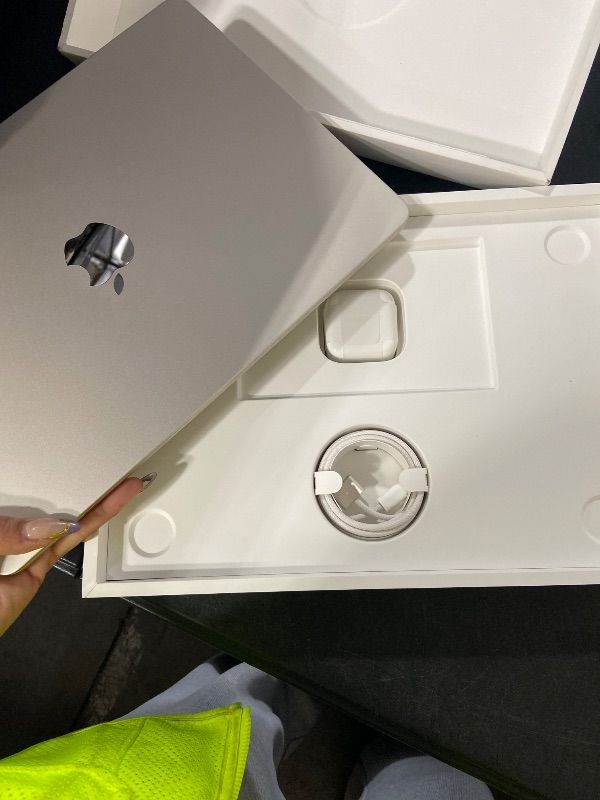 Photo 1 of Apple 2026 MacBook Air 13-inch Laptop with M5 chip: Built for AI, 13.6-inch Liquid Retina Display, 16GB Unified Memory, 512GB SSD, 12MP Center Stage Camera, Touch ID, Wi-Fi 7; Starlight