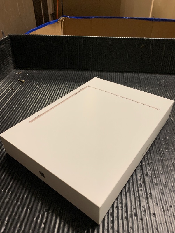 Photo 1 of Apple 2026 MacBook Air 13-inch Laptop with M5 chip: Built for AI, 13.6-inch Liquid Retina Display, 16GB Unified Memory, 512GB SSD, 12MP Center Stage Camera, Touch ID, Wi-Fi 7; Starlight