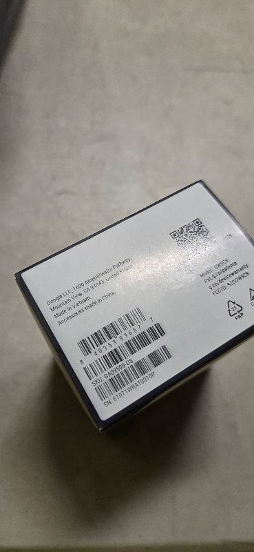 Photo 1 of Google Fitbit Air - Screenless Activity Tracker with Fitness, Heart Rate, and Sleep Tracking - Personalized AI-Powered Coaching - Up to 7 Days’ Battery Life - Works with iOS and Android - Obsidian