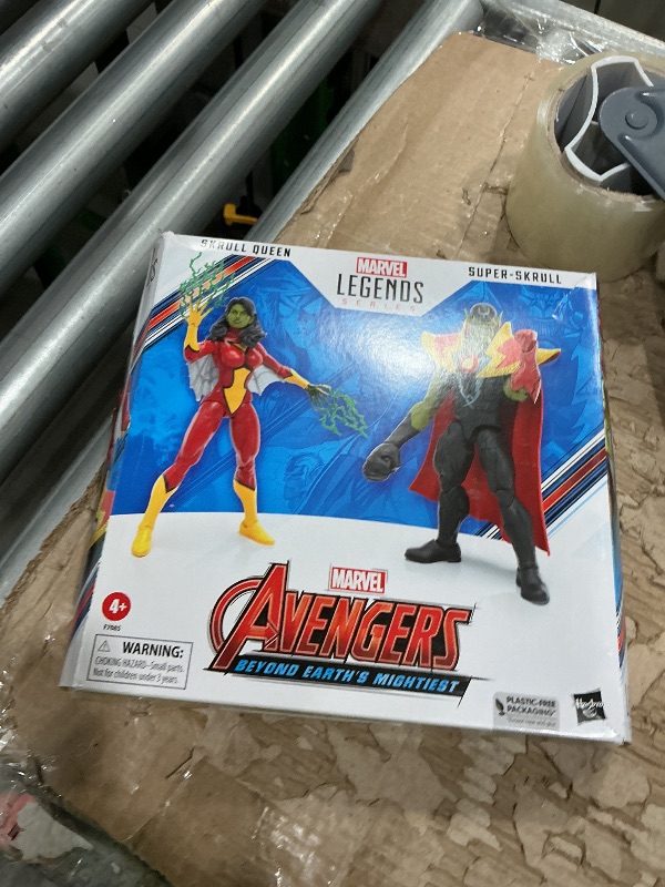 Photo 1 of [PARTIAL SET: ONLY CAPES] Hasbro Marvel Legends Series Figures - 6" Figures with Accessories - Skrull Queen & Super-Skrull - F7085