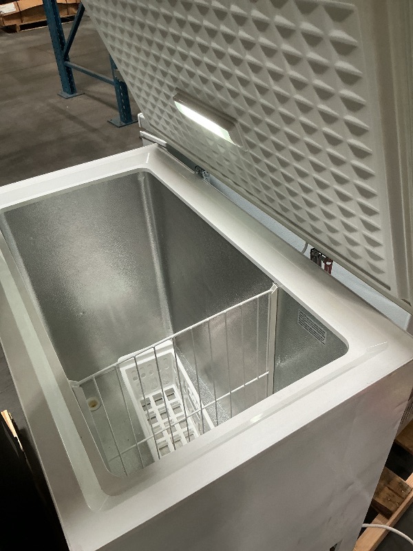 Photo 1 of ***DAMAGED DURING SHIPMENT******TRUCK/TRAILER PICKUP ONLY***Magic Chef 7.0 cu. ft. Chest Freezer