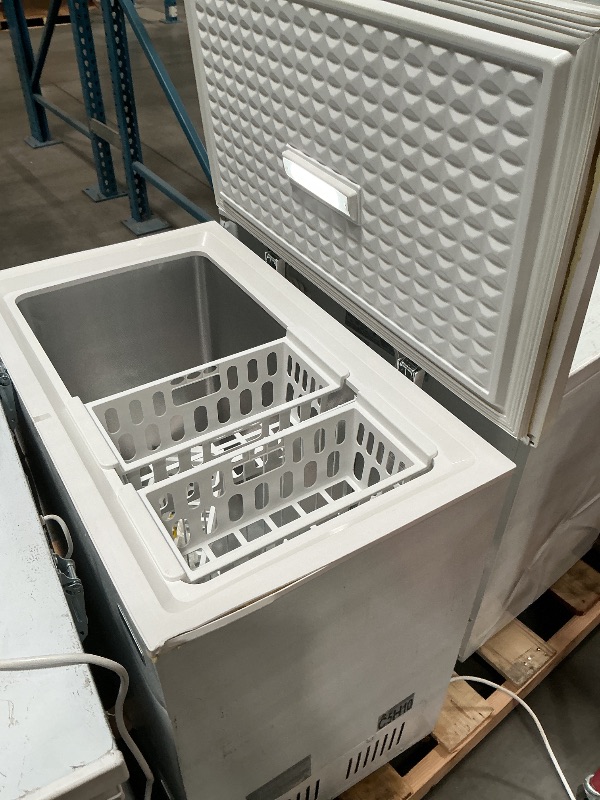 Photo 1 of ***DAMAGED DURING SHIPMENT******TRUCK/TRAILER PICKUP ONLY***Magic Chef 7.0 cu. ft. Chest Freezer