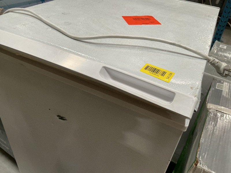 Photo 1 of ***DAMAGED DURING SHIPMENT******TRUCK/TRAILER PICKUP ONLY***Magic Chef 5.0 Cu. ft. Chest Freezer HMCF5W4