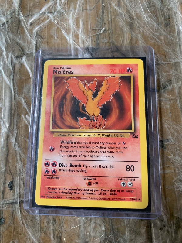 Photo 1 of Pokémon Training Card 1st Edition Fossil - Moltres Non-holographic 27/62