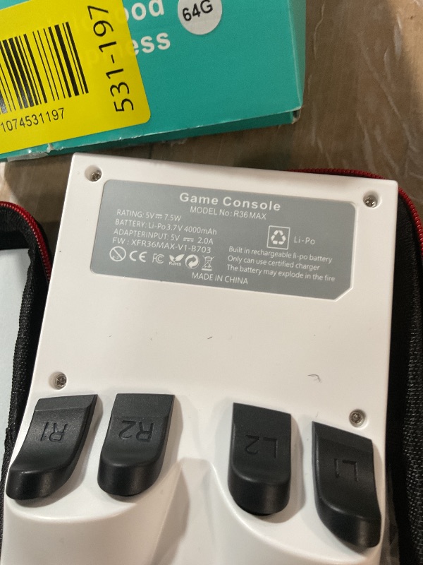 Photo 1 of ?R36MAX 4000mAh Portable Rechargeable Handheld Retro Game Console,Comfort Non-Slip Handheld Standing Retro Game Console with 64G TF Car,4.0-inch Screen,for Office,White