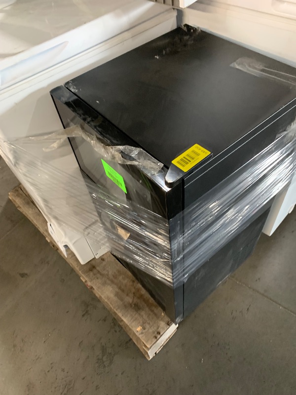 Photo 1 of ***DAMAGED - SEE NOTES/PICTURES***
Commercial Ice Maker 130 lb./24 H Freestanding Ice Maker Machine with 35 lb. Storage and Essential Accessories, Black
