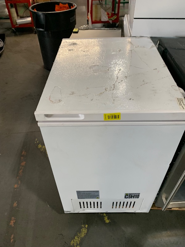 Photo 1 of ***DAMAGED - SEE NOTES/PICTURES***
8.7 cu. ft. Manual Defrost Chest Freezer in White
