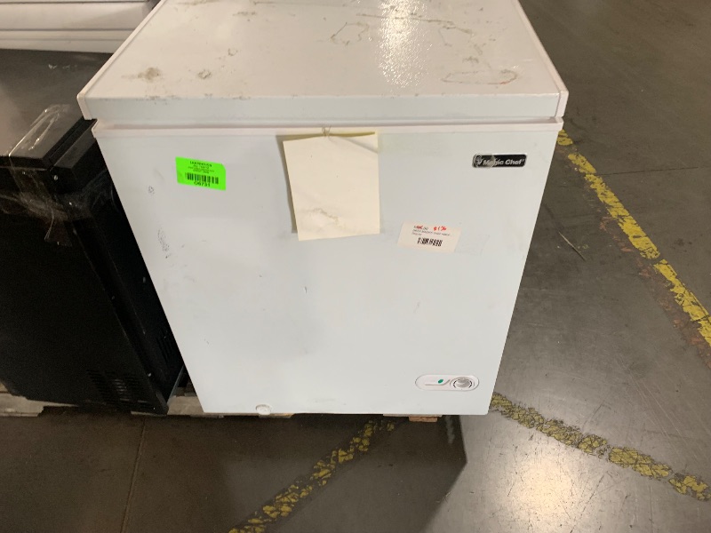 Photo 1 of ***DAMAGED - SEE NOTES/PICTURES***
8.7 cu. ft. Manual Defrost Chest Freezer in White
