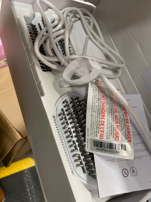 Photo 1 of "T3 AireBrush Duo Interchangeable Hot Air Blow Dry Brush with Two Attachments Includes 15 Heat and Speed Combinations, T3 IonFlow Technology, Volume Booster Switch, Lock-in Cool Shot"