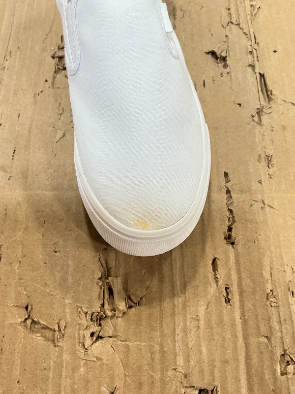 Photo 1 of **STAINS ON OUTSIDE OF SHOE**Lugz Womens Clipper Fashion Sneaker, White/White, 9.5 Wide US