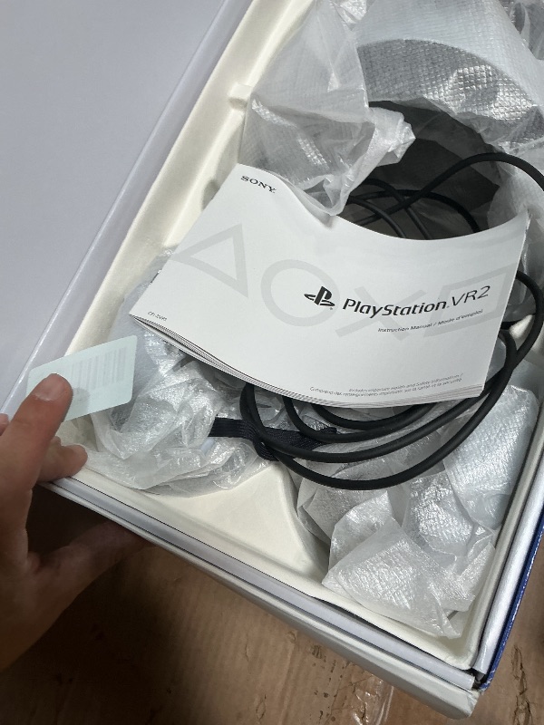 Photo 1 of ***FOR PARTS ONLY/ EXTREMELY DIRTY / HAS HAIR/ NON-FUNCTIONAL**** PlayStation VR2 Horizon Call of The Mountain™ Bundle (PSVR2)
