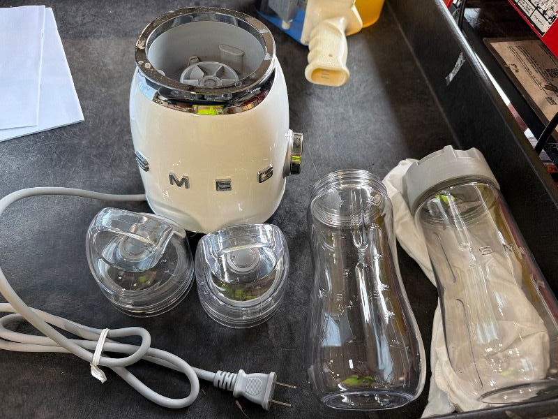 Photo 1 of SMEG 50's Retro Style Personal Blender with Backlit Knob and Two BPA 600 ML Free bottles PBF01WHUS
**USED**