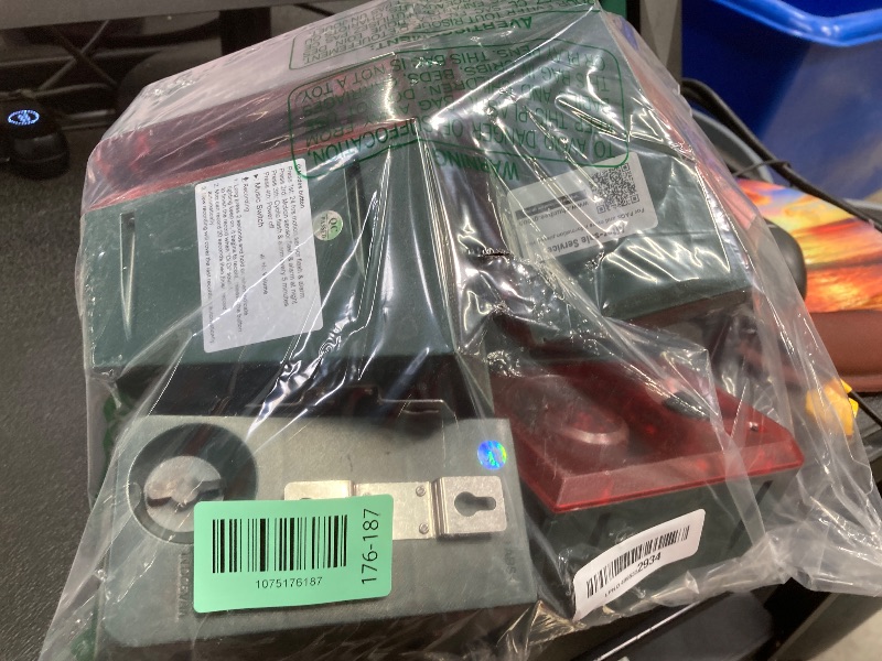 Photo 1 of ***MISSING PARTS -SELLING AS IS *** Qualirey 8 Pcs Solar Outdoor Motion Sensor Alarm Animal Deterrent Gunshot Sound Dog Barking 130db Loud Noise Maker 3 Modes , Support Recording and Volume Adjustment (Red)