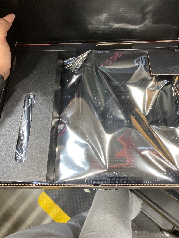 Photo 1 of ***** SEAL BY FACTORY ***** ASUS ROG Strix B550-F Gaming WiFi II AMD Socket AM4 ATX DDR4 Motherboard