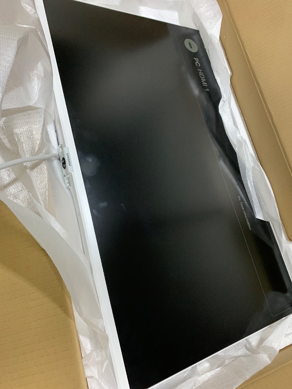 Photo 1 of Samsung 32” Smart Monitor M7 (M70F) 4K UHD Display, Samsung Vision AI, Smart TV Apps, Gaming Hub, USB-C, HDMI and USB-A, White, LS32FM703UNXZA, 2025