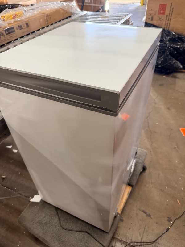 View 3 of (out of box, used, nonfunctional)
Midea 5.1-cu ft Garage Ready Chest Freezer Convertible to Refrigerator ( White )