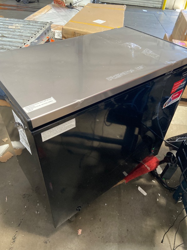 Photo 1 of ** PARTS ONLY TURNS ON, BUT IT’S NOT GETTING COLD
FRIGIDAIRE Chest Deep Freezer, 7 Cu. Ft, Black Adjustable Thermostat-Removable Vinyl Coated Wire Basket-Easy Defrost Drain, Eye-Catching Stainless Steel Top Door- Garage Ready