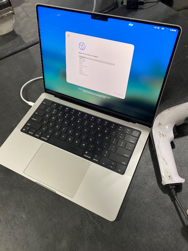 Photo 1 of Apple Late 2021 MacBook Pro with Apple M1 Pro chip (14 inch, 16GB RAM, 512GB SSD) Silver (Renewed)