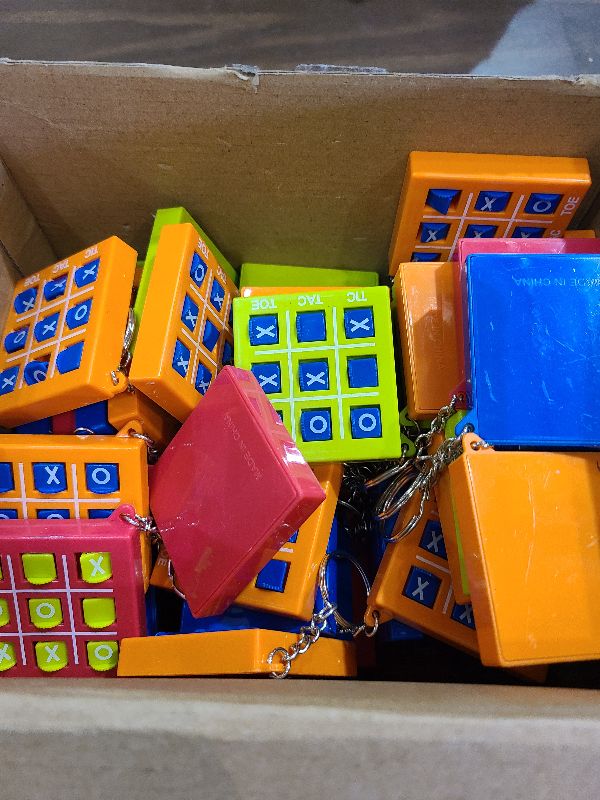 Photo 1 of 100 Pcs Tac Toe Game Birthday Summer Party Favors Goodie Bags Stuffers for Kids 8-12 Classroom Prize Puzzle Game Treasure Toys Bulk Keychain Pinata Filler Return Gifts for Girl Boy (Stylish Color)