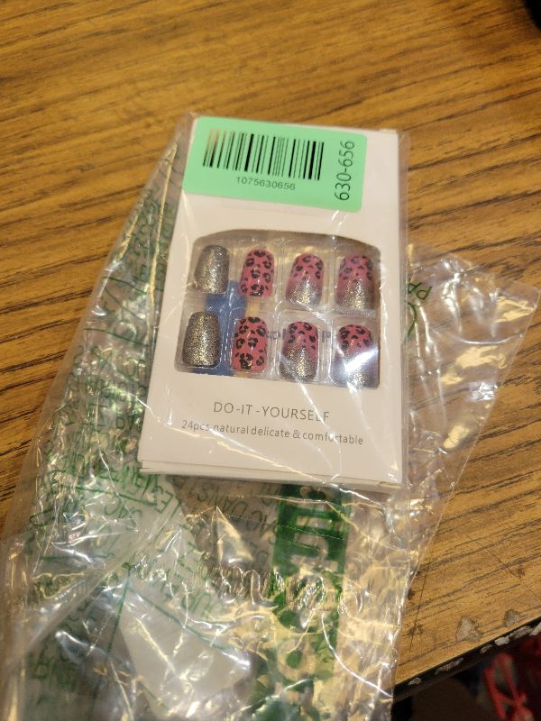 Photo 1 of 24 Pcs Press on Nails Short Square Nail Tips WLGDLH Fall Fake Nails Press ons Acrylic Nail Kit Full Cover Reusable False Nails Pink Black Glitter Glue on Nails Leopard Print Nail Art for Ma'am