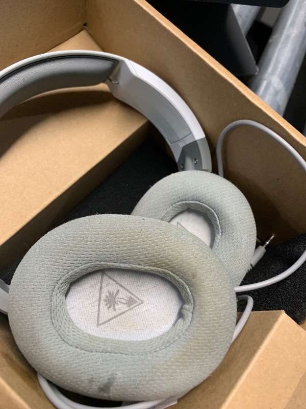 Photo 1 of ***HEAVILY USED***
Razer BlackShark V2 X Xbox Gaming Headset: 50mm Drivers - Cardioid Mic - Lightweight - Comfortable Noise Isolating Earcups - for Xbox Series X, Series S, PS5, PC, Switch via 3.5mm Audio Jack - White