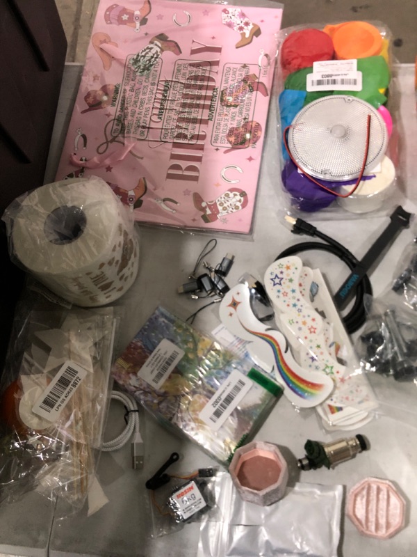 Photo 1 of ***Bundle of miscellaneous home goods/plastic containers/ decorations/hardware - see photos