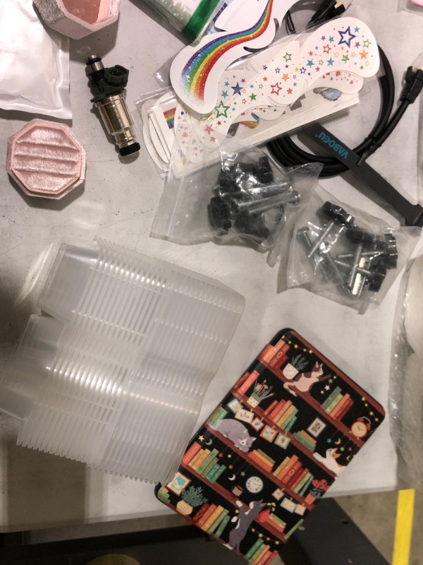 Photo 1 of ***Bundle of miscellaneous home goods/plastic containers/ decorations/hardware - see photos
