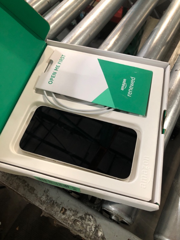 Photo 1 of **FOR PARTS ONLY****NONFUNCTIONA** DOES NOT TURN ON* CHARGED FOR 3 HOURS* DIDNT TURN ON OR SHOW THAT IT WAS CHARGING* Apple iPhone (Renewed Premium) 13, 128GB, Starlight - Unlocked
