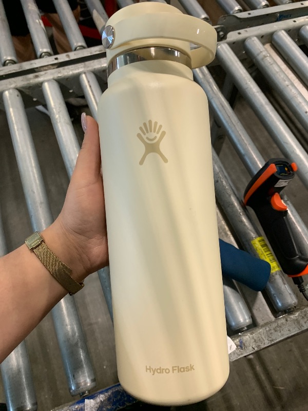 Photo 1 of ***has dent on side ***Hydro Flask Water Bottle - Insulated Stainless Steel - Wide Mouth Flex Straw Lid, Non Spill, Leakproof and Refillable in 40 Oz Coconut Cream
