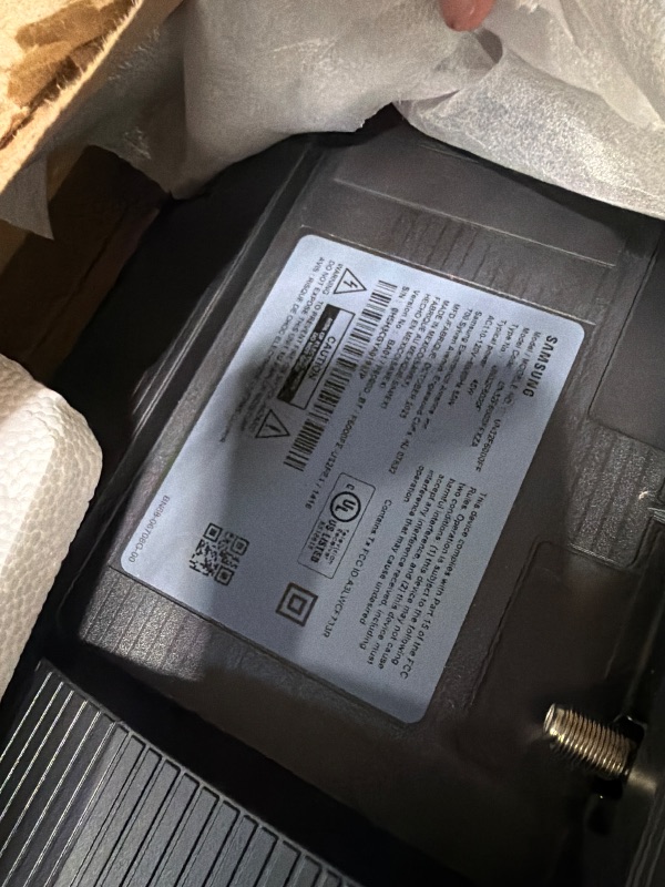 Photo 1 of ***CRACKED SCREEN FINAL SALE/ NO RETURN *** SAMSUNG 32-Inch Class Full HD F6000 Smart TV (2025 Model) HDR, Object Tracking Sound Lite, Knox Security, One UI Tizen, Smart TV