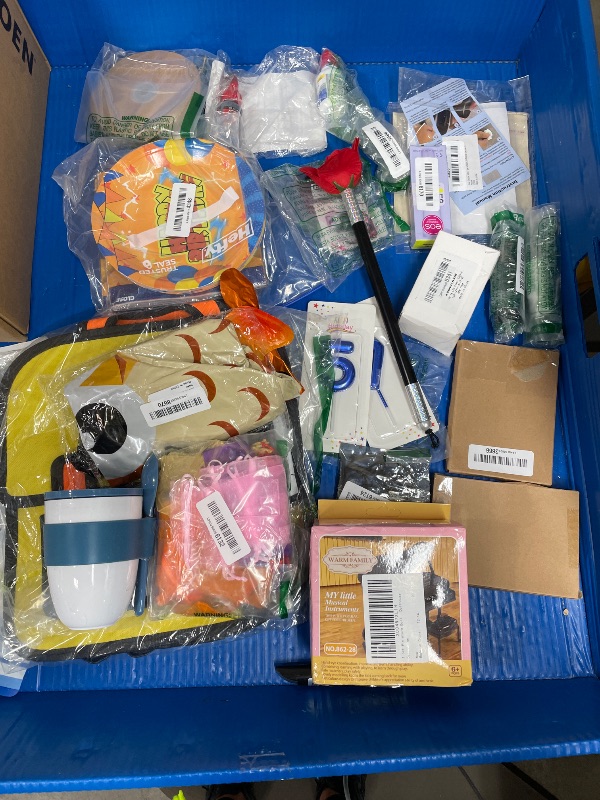 Photo 1 of Assorted bundle 32 items