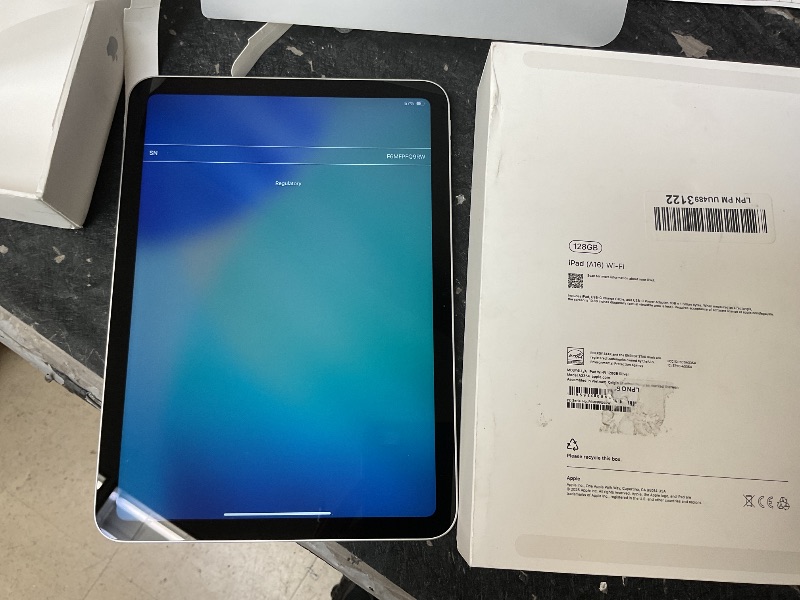 Photo 1 of iPad A16 128G silver